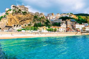 Best time to visit ItalyThe best time to visit Italy for warm weather is between May and August. This is the driest time of the year across Italy, with temperatures hovering between 23 and 30 degrees and up to 12 hours of sunshine