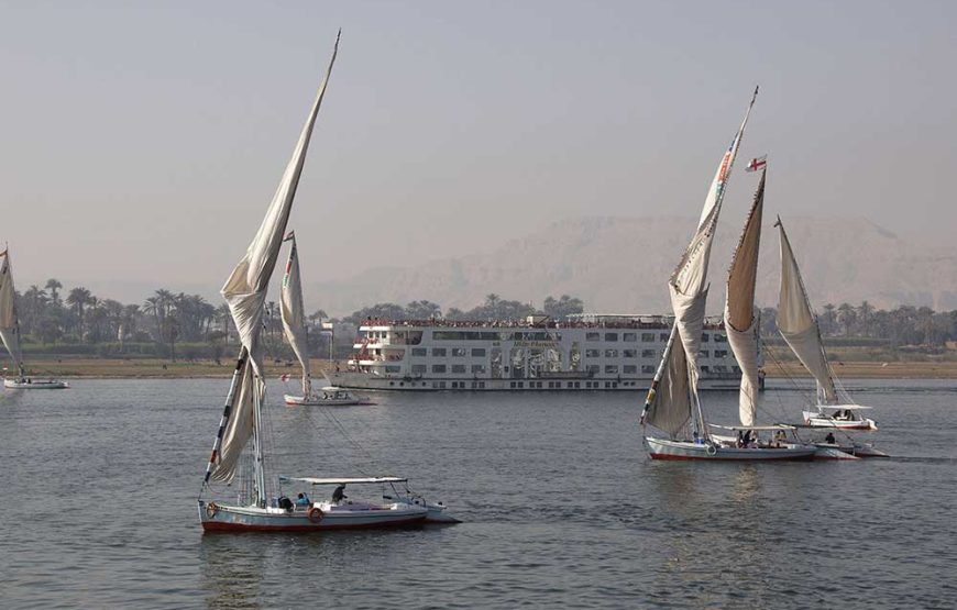 Luxor deluxe tour by bus from Hurghada