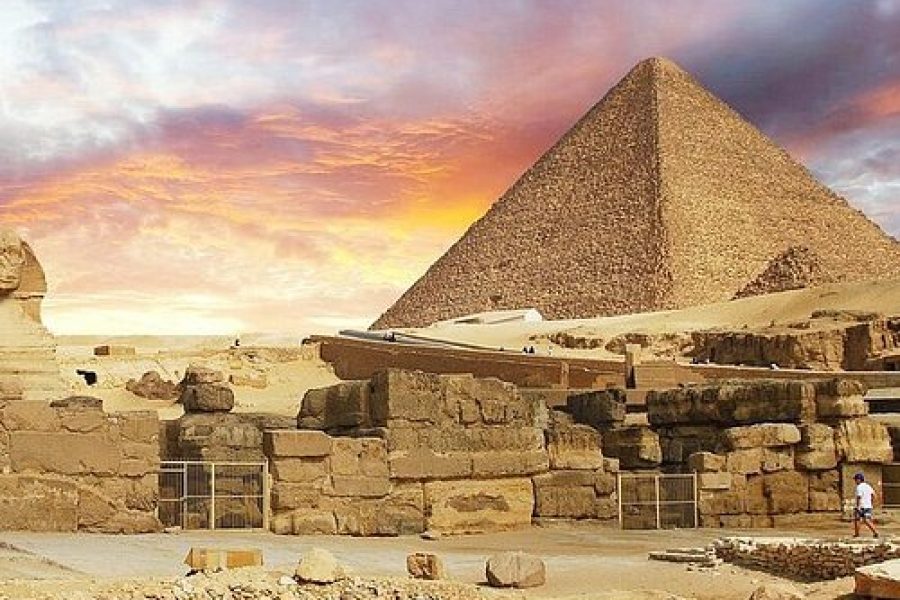 Tour to Giza Pyramids and The Egyptian Museum