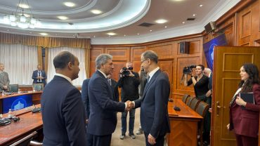 وزير السياحة يبحث مع رئيس وزراء صربيا زيادة رحلات الطيران المباشرة إلى مصر