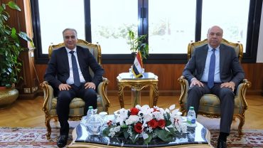 وزير الطيران يبحث مع رئيس جهاز حماية المستهلك تطوير منظومة تلقي شكاوى المسافرين والسائحين.. تفاصيل